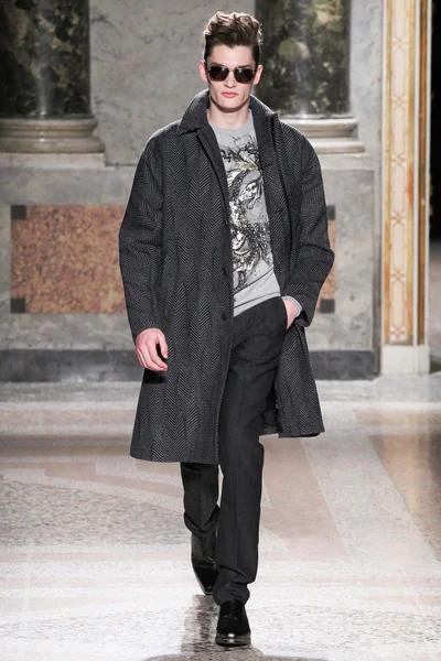 Look 16